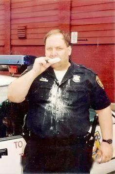 美国警官吃瓜,一场网络热议的幕后故事