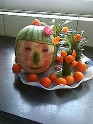 柳州步行街吃瓜,瓜果飘香，美食汇聚的休闲天堂